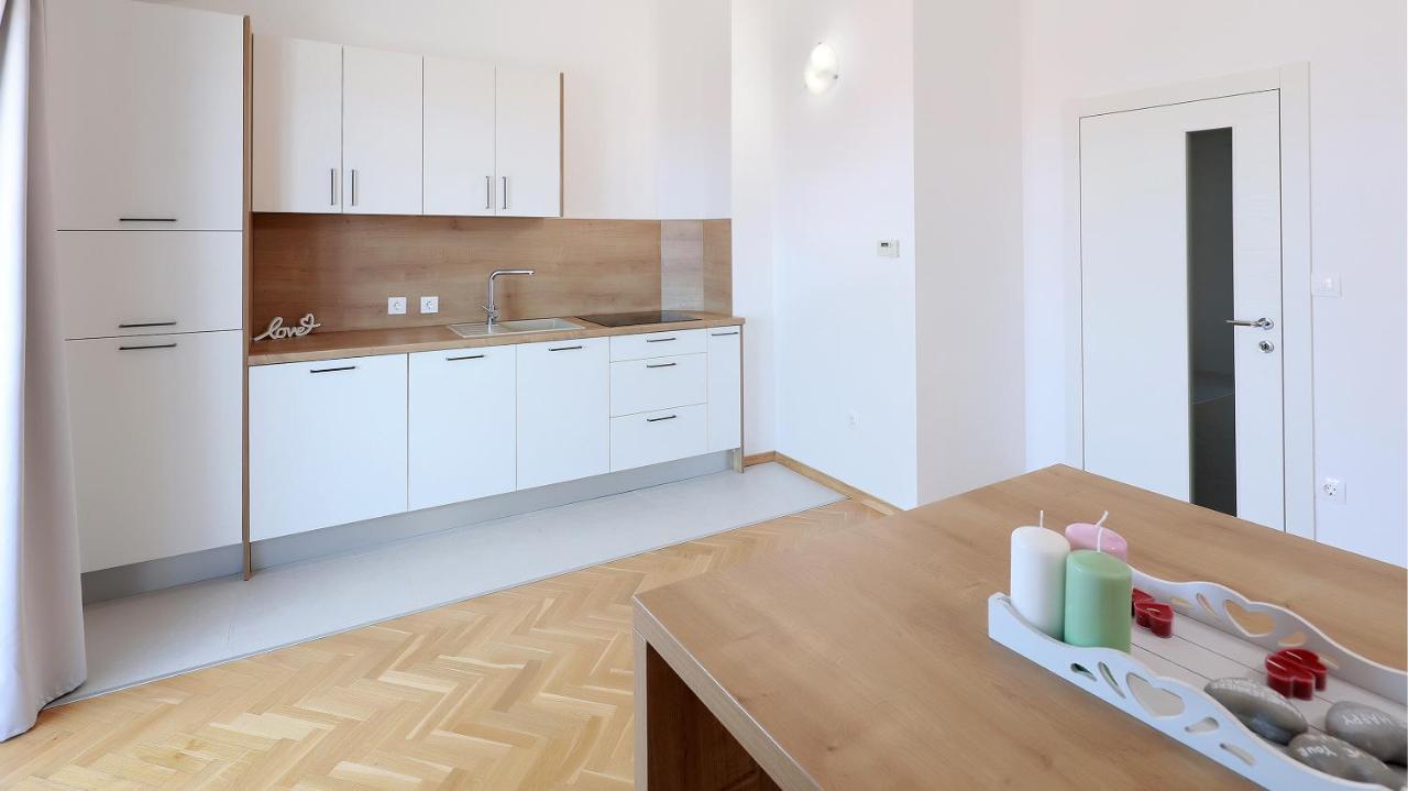 Apartments Tomy Novalja Eksteriør bilde