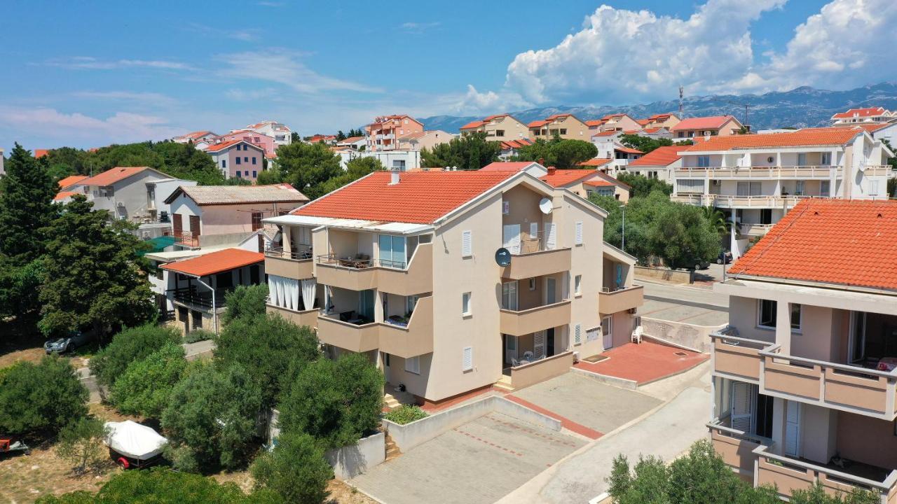 Apartments Tomy Novalja Eksteriør bilde